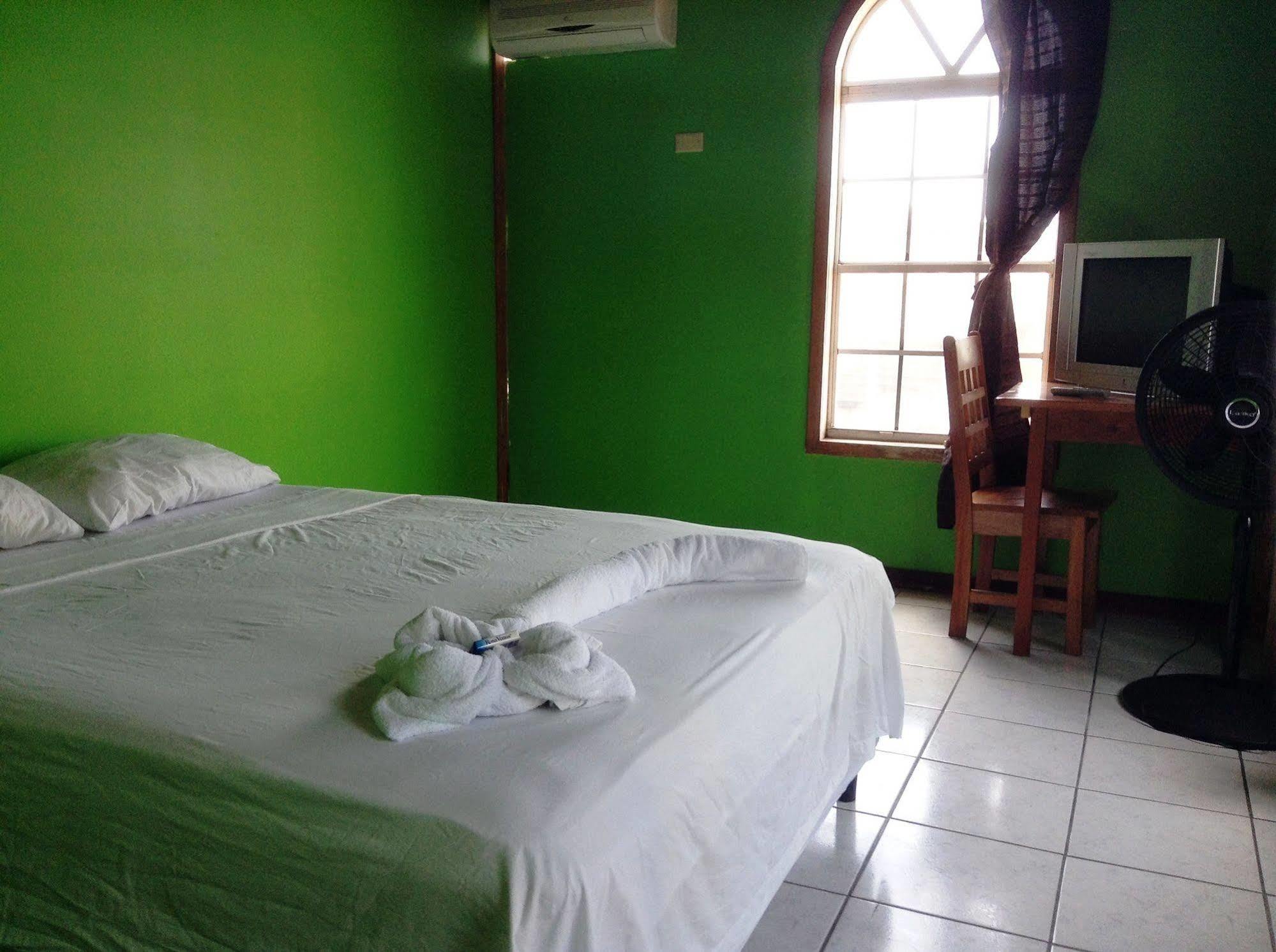 Amelia Guest House San Pedro  Extérieur photo