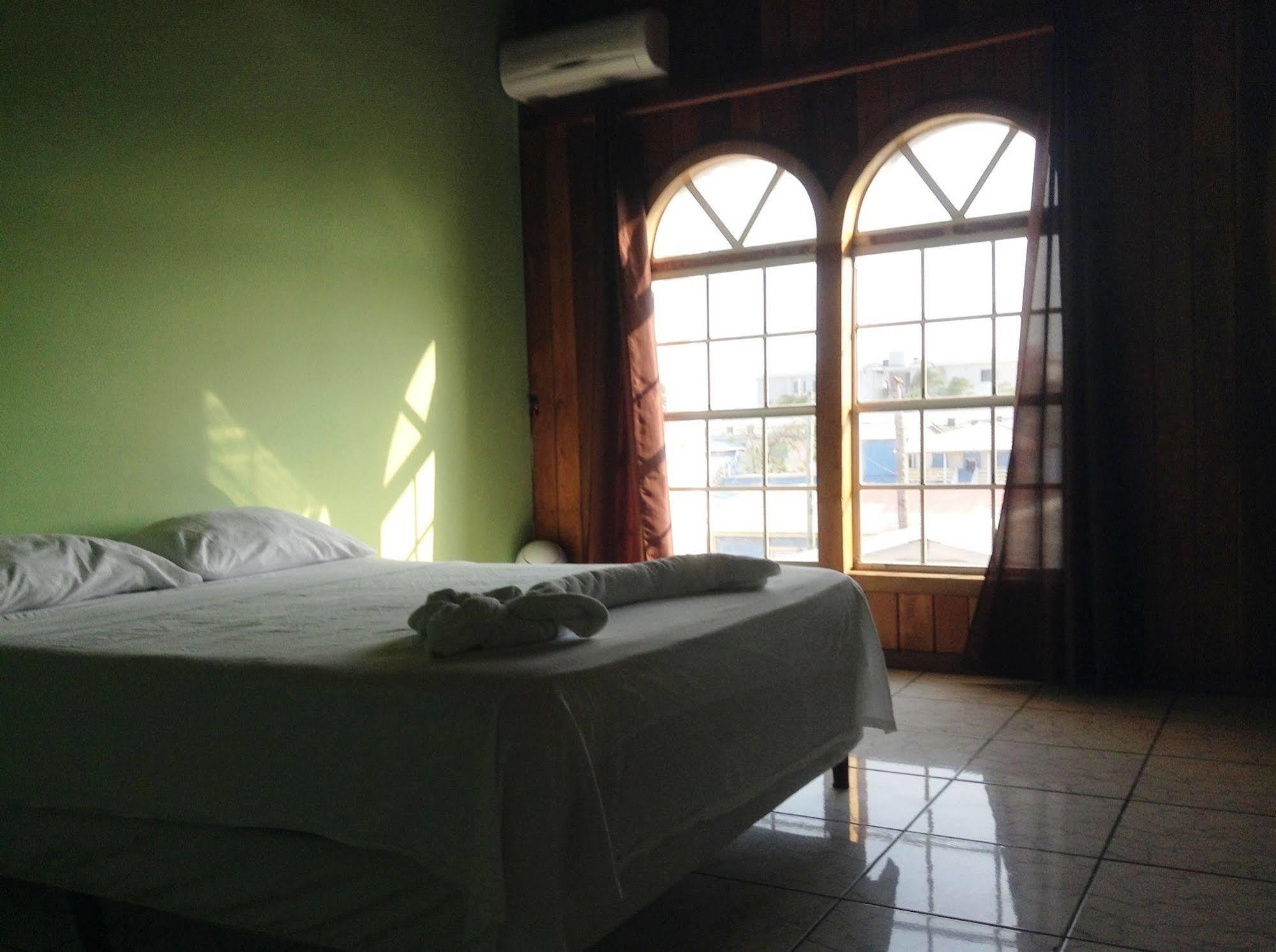 Amelia Guest House San Pedro  Extérieur photo