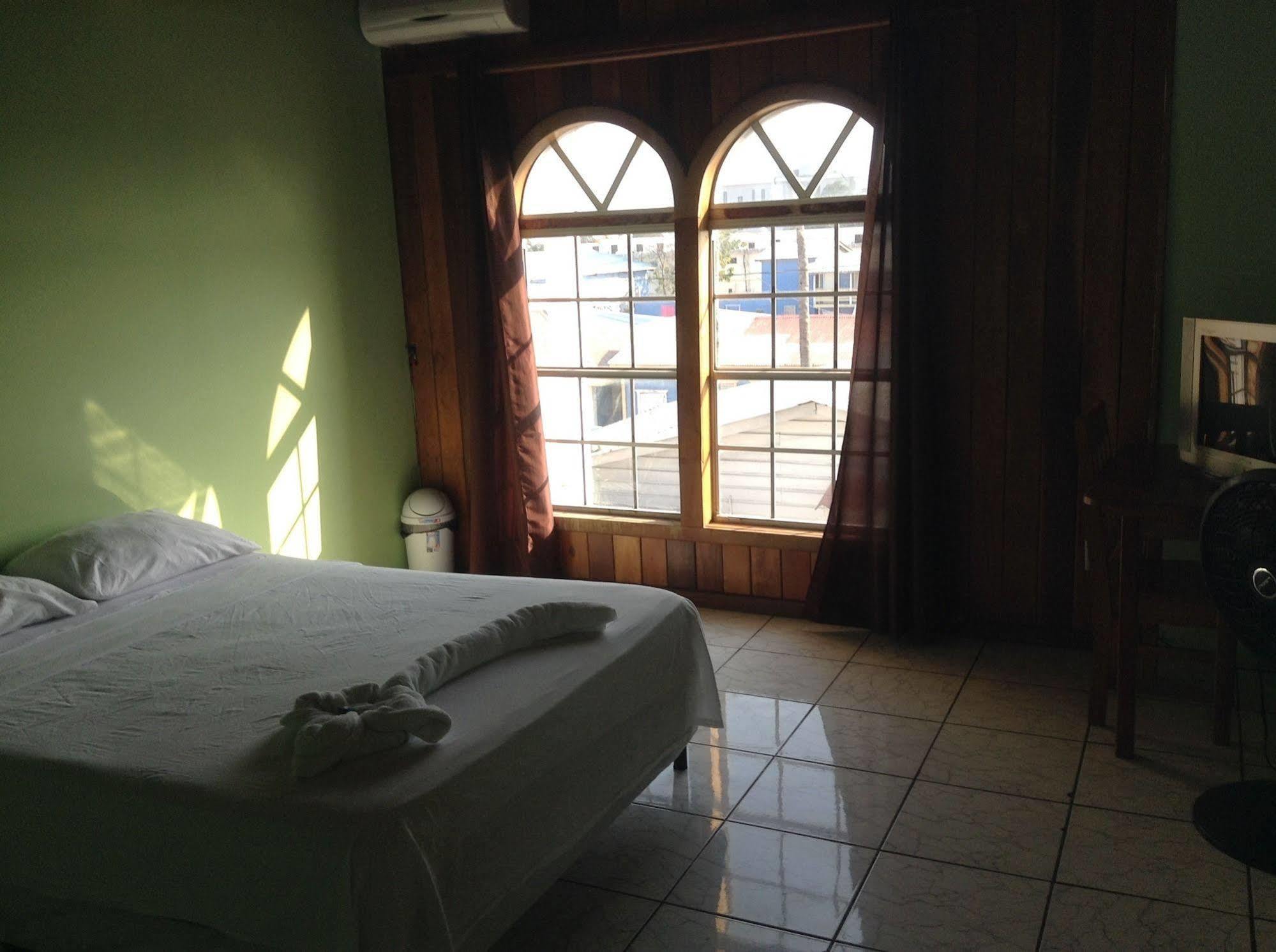 Amelia Guest House San Pedro  Extérieur photo